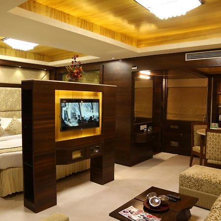 Golden Gate Hotel Indore Exterior photo