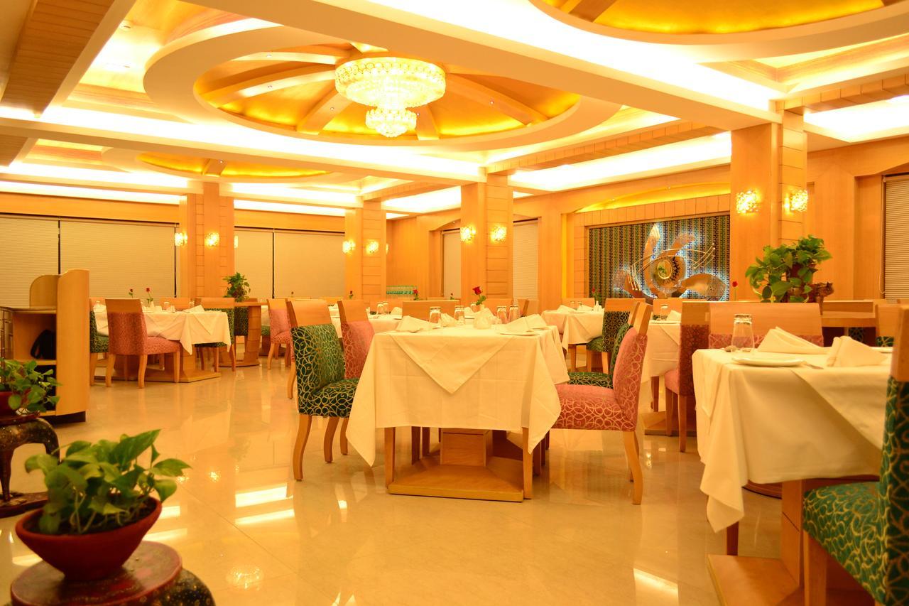 Golden Gate Hotel Indore Exterior photo